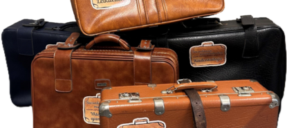 Viisi nahkaista matkalaukkua.
