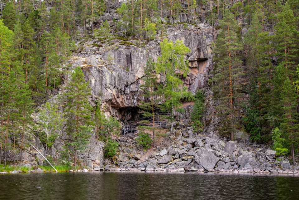 Kalliojyrkänne, jossa kalliomaalaus.