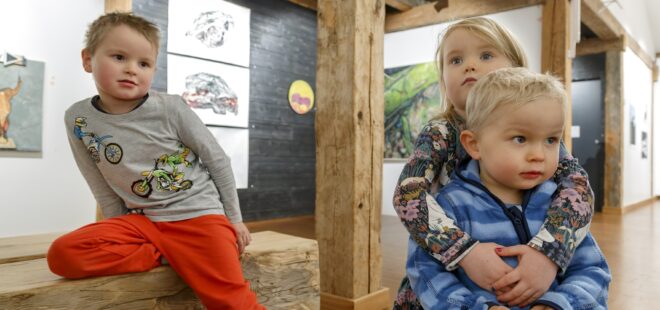 lapsia näyttelytilassa