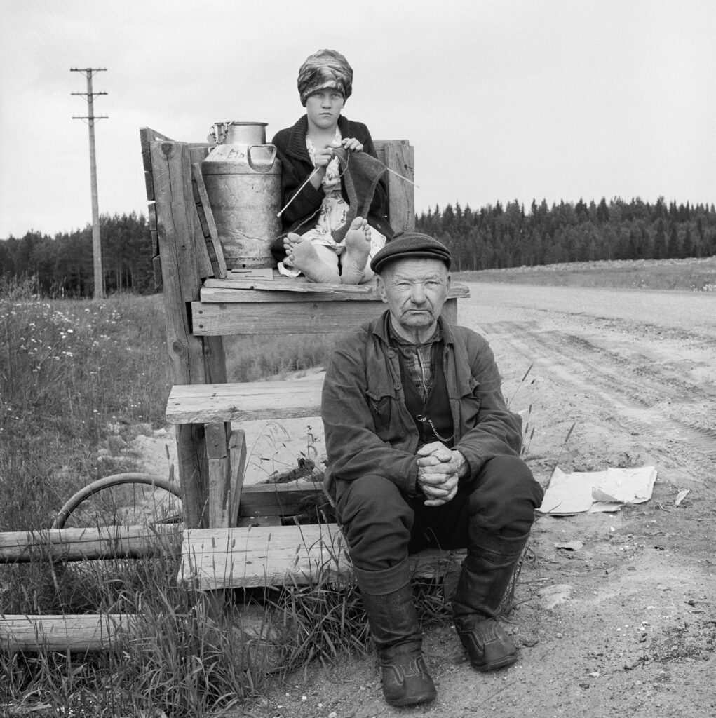 Vanhassa kuvassa mies ja tyttö istuvat maitolaiturilla.