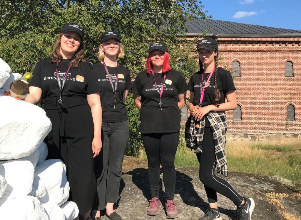 Riihisaaren kesätyöntekijöitä pihalla.