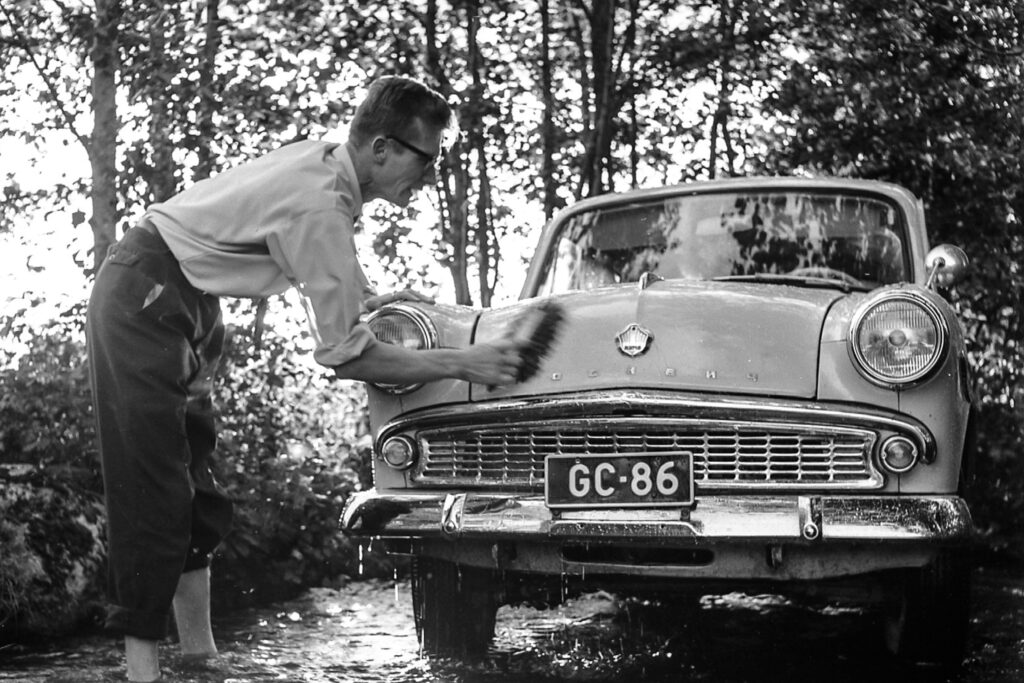Mies pesee vanhaa autoa.