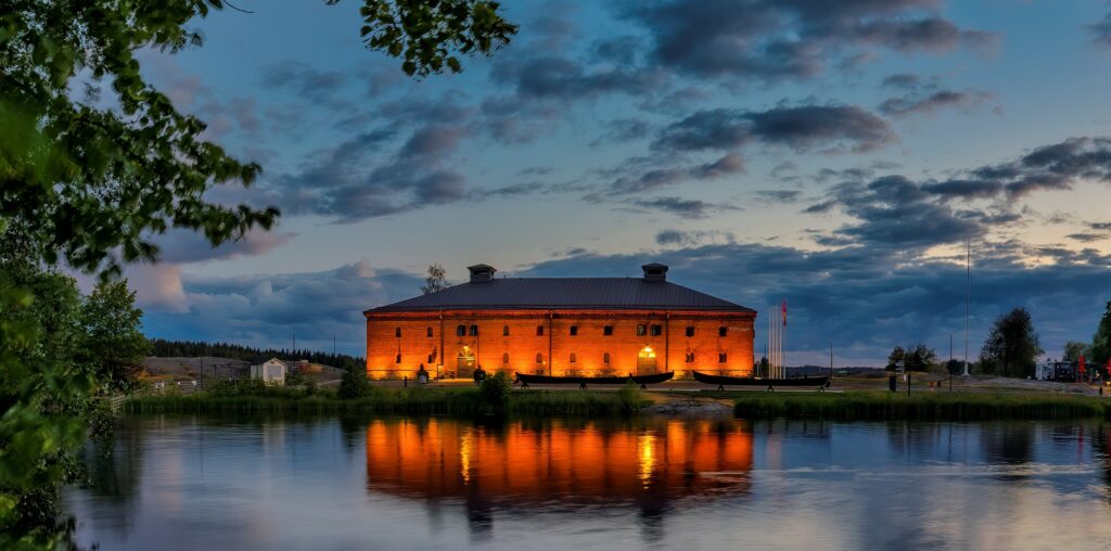 Vanha museoraknnus iltavalaistuksessa