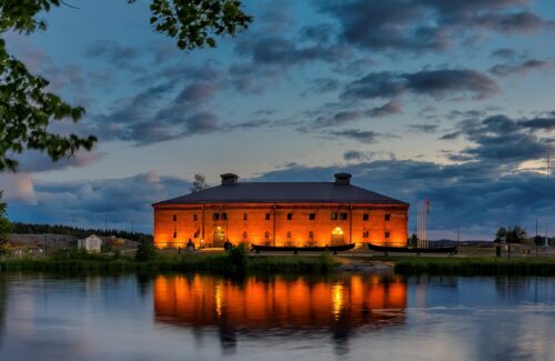 Vanha museoraknnus iltavalaistuksessa