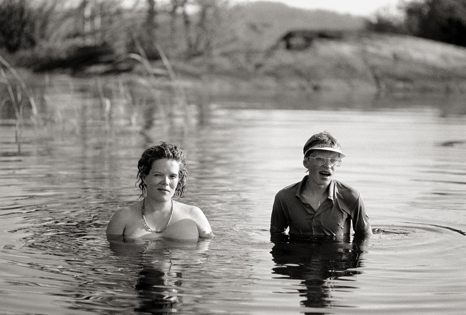 Kaksi ihmistä seisoo vedessä.