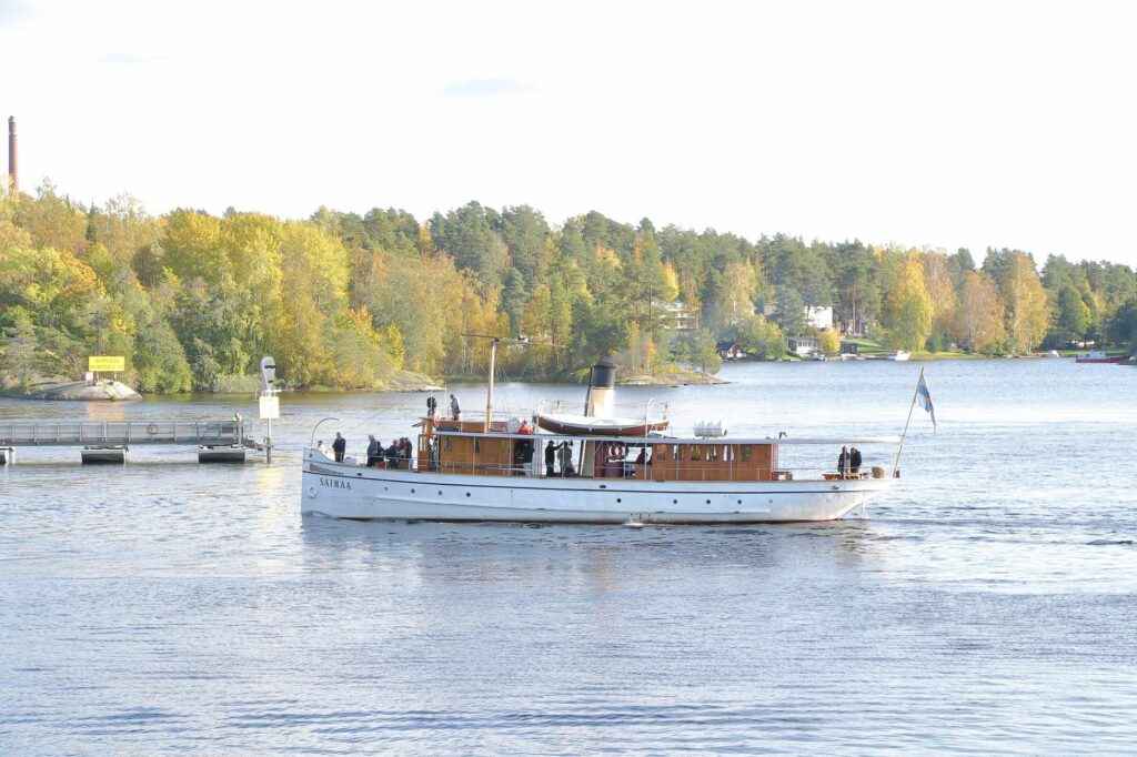 Vanha laiva seilaa järvellä.