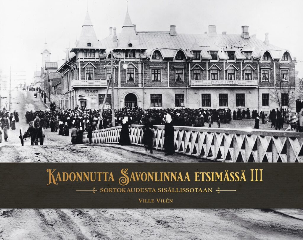 Taustalla vanha puinen kaksikerroksinen hotellirakennus, jossa suippoja torneja sekä erimuotoisia ikkunoita. Edessä sillankaide. Sillan ja rakennuksen välissä massoittain ihmisiä kokoontuneena tummissa vaatteissaan rakennuksen eteen. Myös hevoskärry näkyy.