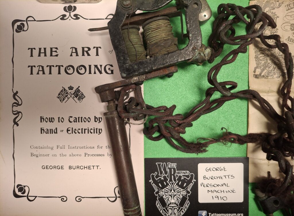 Ruosteenvärisiä naruja mutkalla ja samanvärisiä metalliosia. Taustalla tekstiä englanniksi.