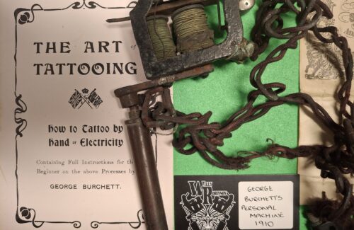 Ruosteenvärisiä naruja mutkalla ja samanvärisiä metalliosia. Taustalla tekstiä englanniksi.)