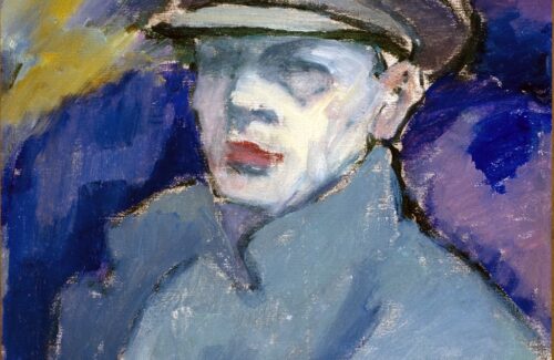 Sinistä ja muita vahvoja värejä sisältävä maalaus, joka esittää miesoletettua, jolla on harmaa lakki päässä sekä yllään siniharmaa takki, jonka kaulukset ovat pystyssä.