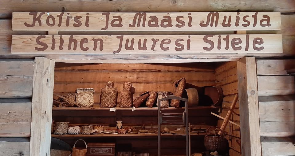 Oviaukon yläpuolella on kyltti, jossa lukee: Kotisi ja maasi muista siihen juuresi sitele.