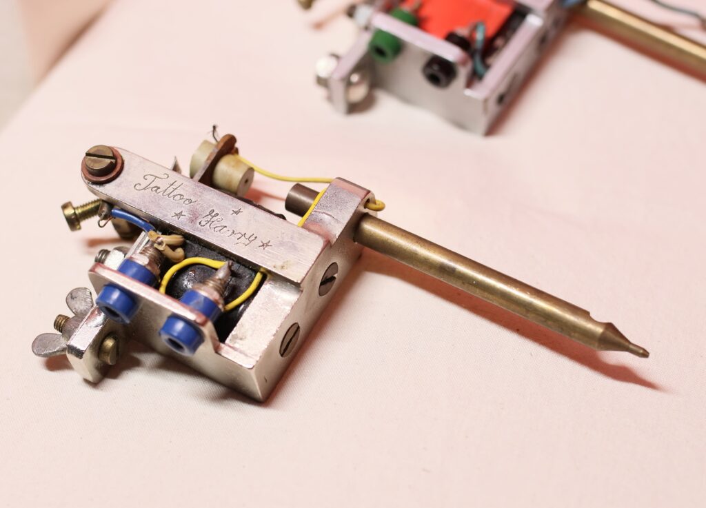 Yksityiskohtainen pieni metalliesine, jossa yksi osa muistuttaa mustekynää.