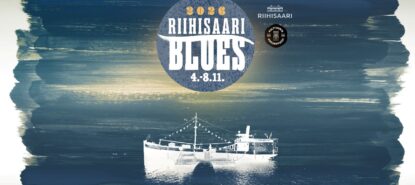 Hämyinen piirroskuva vanhasta laivasta, jossa Riihisaari bluesin logo ylhäällä
