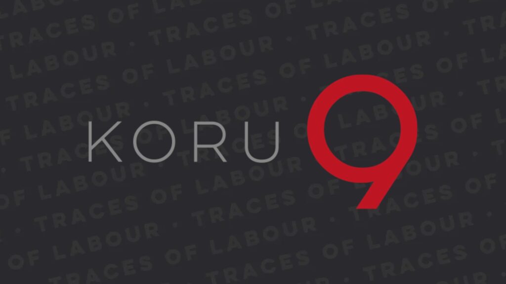 Tummalla pohjalla lukee: KORU 9