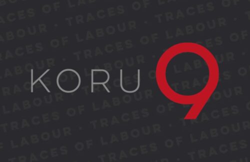 Tummalla pohjalla lukee: KORU 9