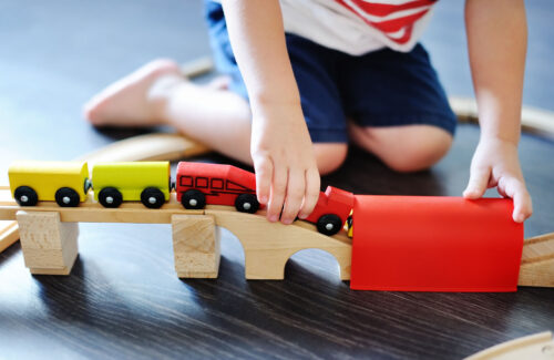 Lapsi leikkii junaradalla