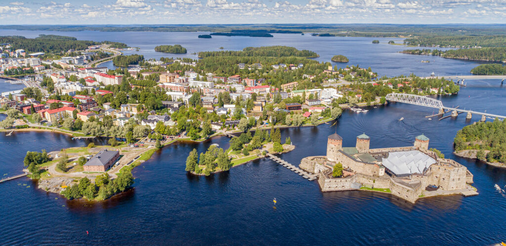 ilmakuva Savonlinnan kaupunkikeskustan alueesta, etualalla Olavinlinna
