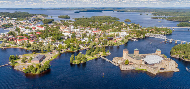 ilmakuva Savonlinnan kaupunkikeskustan alueesta, etualalla Olavinlinna