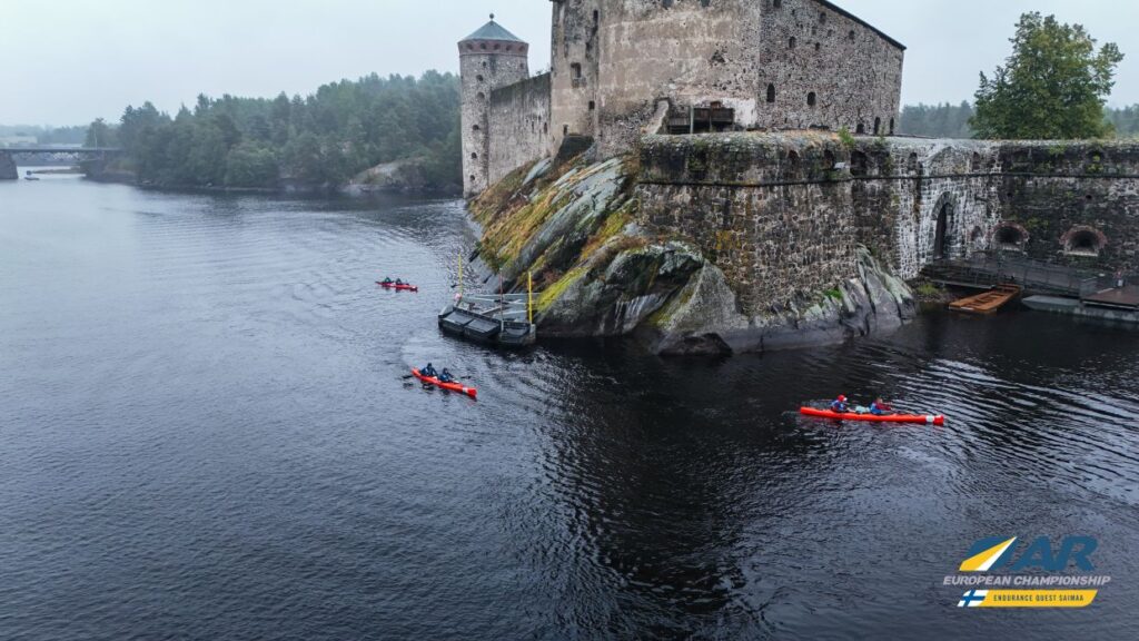 Melojia kiertämässä kalliosaarta, jonka päällä on keskiaikainen linna,