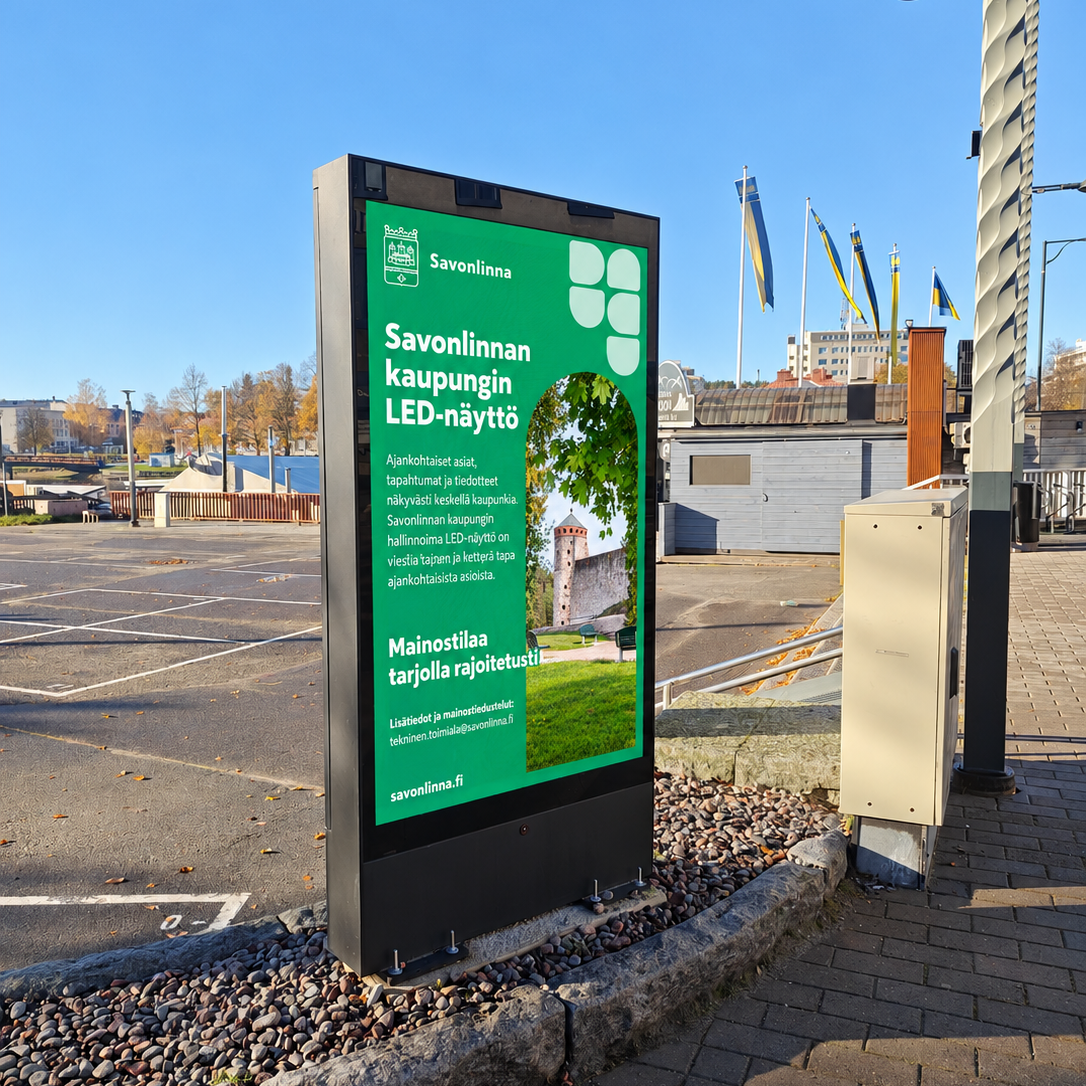LED-näyttötaulu, jossa Savonlinnan kaupungin mainossisältöä.